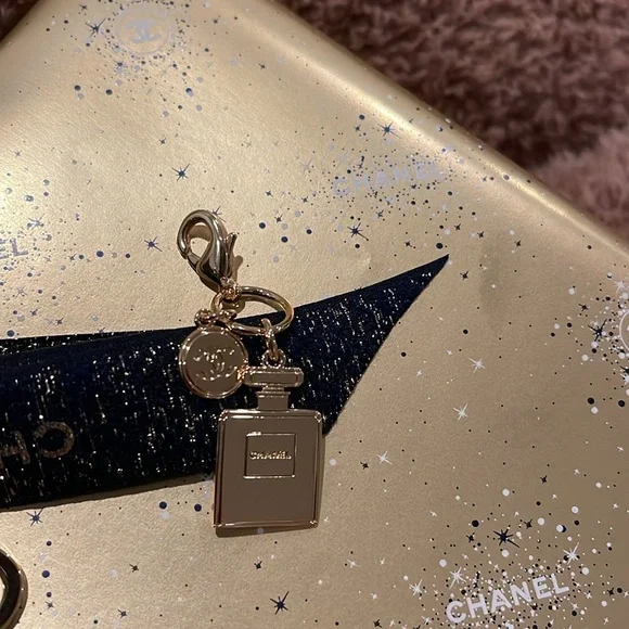AUTHENTIC CHANEL HOLIDAY 2023 CHARM - Picture 2 of 7